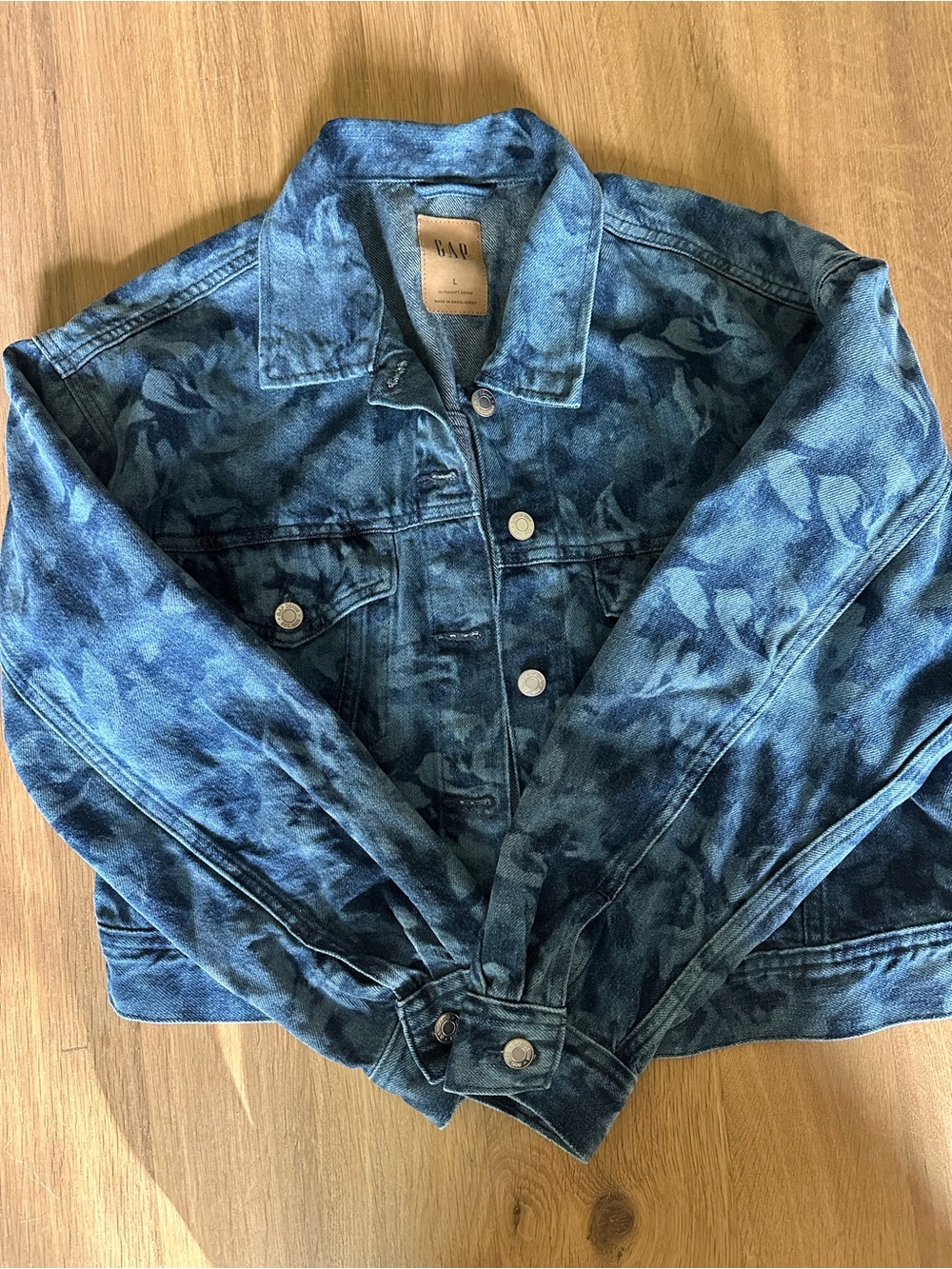 GAP women’s Blue floral Camouflage Denim Jacket- like new!